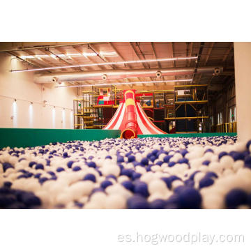 Pared de escalada en forma de volcán para niños en interiores